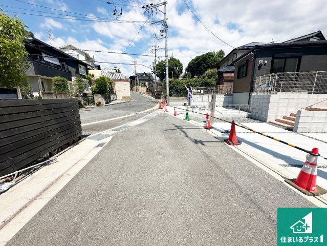 ●奈良市押熊町　第4期　新築一戸建ての前面道路含む現地写真|周辺は閑静な住宅街！前面道路広々で車の出し入れも便利です。駐車が苦手な方でも安心して車庫入れできます！