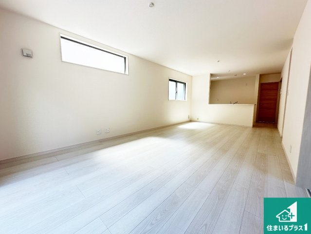 ●奈良市押熊町　第4期　新築一戸建ての居間・リビング|日当たり良好の明るいリビングで朝の目覚めもスッキリできそう！対面キッチンでご家族のコミュニケーションも自然と増える設計！小さなお子様が遊ぶスペースを作っても広々とくつろげるLDK！