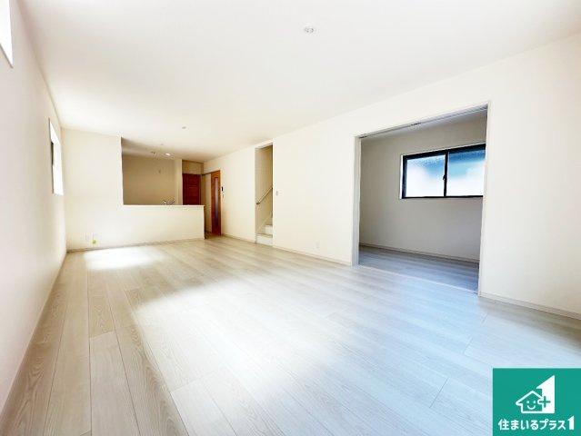 ●奈良市押熊町　第4期　新築一戸建ての居間・リビング|シンプルなリビングは、観葉植物等のインテリアを楽しめますね！パパ好みにも、ママ好みにも家具次第で雰囲気を変えることができます！