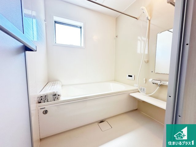 ●奈良市押熊町　第4期　新築一戸建ての浴室|足をゆったり伸ばして寛げる浴槽です。窓が設けられていますので差し込む光が明るく穏やかな雰囲気にしてくれます♪浴室乾燥機も設置しているので、雨の日の洗濯物も安心です♪