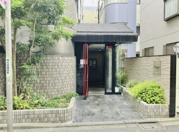 リシェス明大前のエントランス