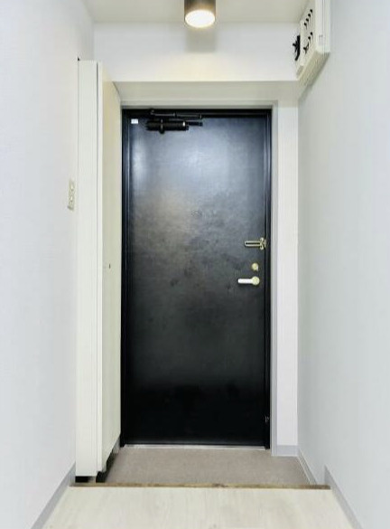 リシェス明大前の玄関