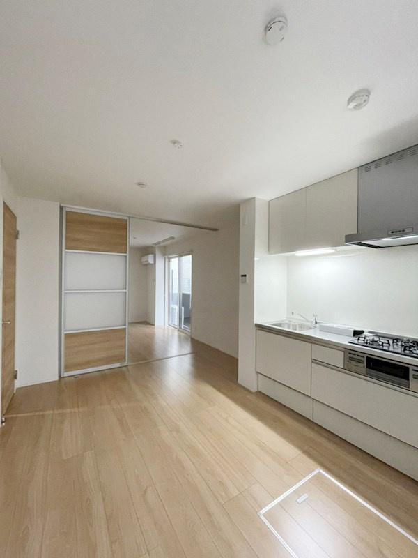 LULL SETAGAYA　角部屋　宅配BOX　防犯カメラ　敷地内ゴミ置場の居間・リビング