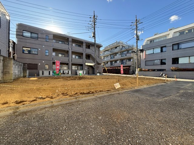 板橋区赤塚新町3丁目 全2区画 2号地の前面道路含む現地写真|南公道×西公道×北通路に面する全2区画　
陽当たり通風良好な整形地です♪
古屋ありますが更地渡しになります