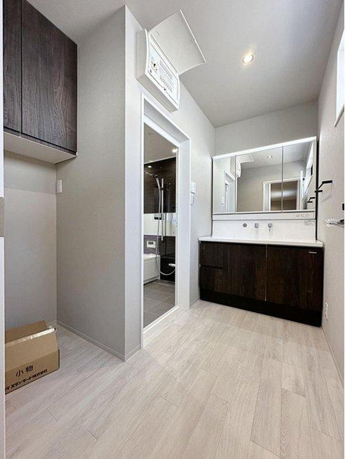 府中町浜田2丁目 No.2の洗面所|シャワー付き洗面化粧台☆
洗面台にシャワー機能が付いたもので、シャンプーなども行える多機能洗面台です。また、顔や手を洗うためだけではなく、シャワー付き洗面台を使えば手洗い洗濯などでも利用できます♪