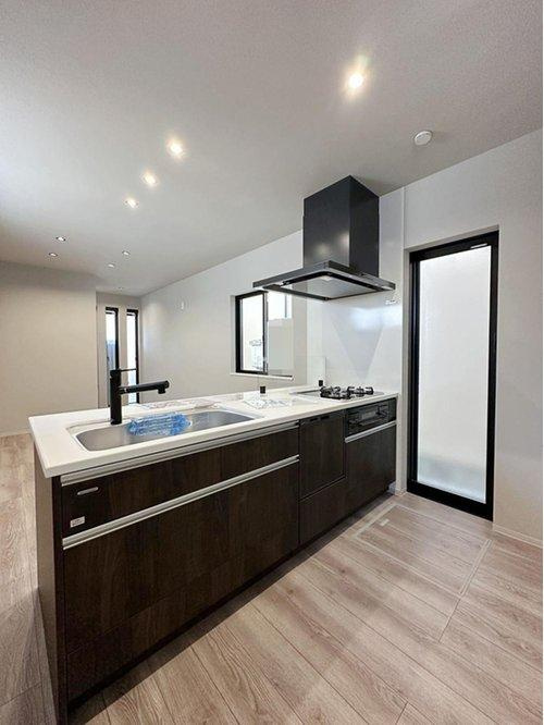 府中町浜田2丁目 No.2のキッチン|人造大理石天板使用のシステムキッチン☆
人造大理石天板は水垢が付きにくく汚れが落ちやすいのでお手入れも楽ちんです♪