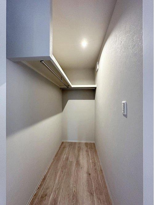 府中町浜田2丁目 No.2の収納|全居室収納☆
7帖主寝室はたくさん収納できるウォークインクローゼットです♪