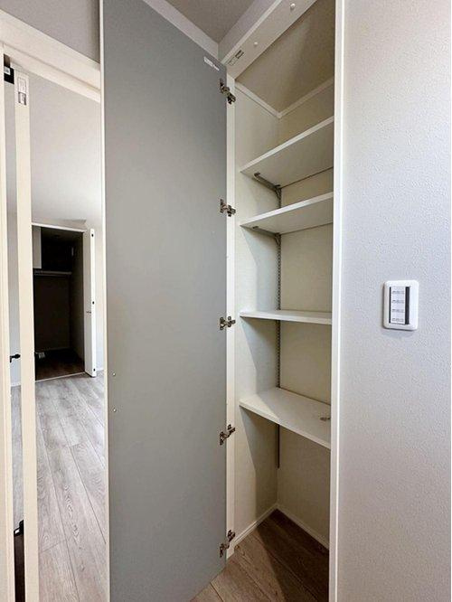 府中町浜田2丁目 No.2の収納|2階廊下収納☆
可動棚のため好きな高さに調整可能です♪