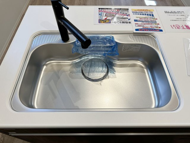 府中町浜田2丁目 No.2のキッチン|浄水機能付きステンレスシンク☆
ステンレスシンクは傷や汚れに強く、お手入れも簡単で使いやすいです♪
さらにワンタッチで浄水に切り替えができる為とても便利です！