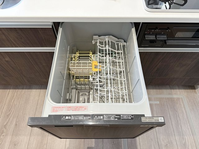 府中町浜田2丁目 No.2のキッチン|4人から5人分の食器洗浄乾燥機☆
水道代の節約にもなり、家事の時短もできる優れ物です♪
スライド式で上から全体が見えるため食器の出し入れもスムーズです♪