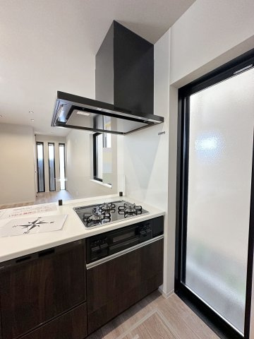 府中町浜田2丁目 No.2のキッチン|IHクッキングヒーター☆
火が出ないために安全性も高いと考えられます。 さらに、安定した加熱管理制御が容易に行えるため、素材を均一に加熱する料理やスープなどの液体の加熱に適しています♪