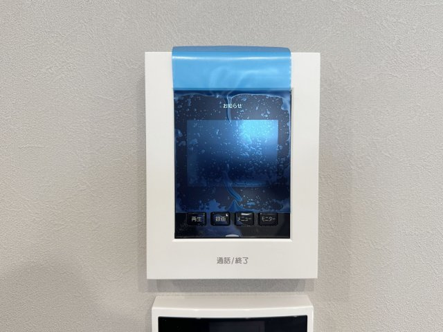 府中町浜田2丁目 No.2の防犯設備|ドアホン☆
来客があったとき、室内からカメラやマイクを使って相手や用件を確認できます。相手を事前に確認することができ、訪問販売対策や防犯面でも役に立つアイテムです♪