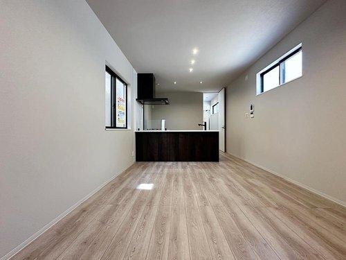 府中町浜田2丁目 No.2の居間・リビング|13.4帖のリビング☆
完成済のため365日ご案内可能♪
「今日見たい」にも対応します！