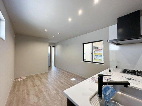 府中町浜田2丁目 No.2の居間・リビング|13.4帖の広々としたリビング☆
キッチンからはリビング全体を見渡せます♪