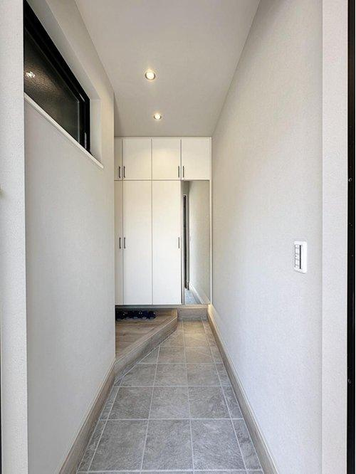 府中町浜田2丁目 No.2の玄関|玄関ホールは開放的でとても明るいです♪