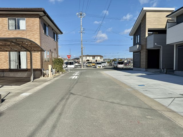 中央区雄踏　1期　全3棟の前面道路含む現地写真|前面道路北側を向いて撮影しました。