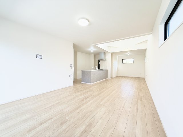 中央区雄踏　1期　全3棟の居間・リビング|明るい木目のフローリングと開放感のある空間が魅力です！