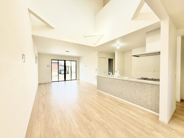 中央区雄踏　1期　全3棟の居間・リビング|約24.4帖のリビング。向きを変えて撮影してみました。