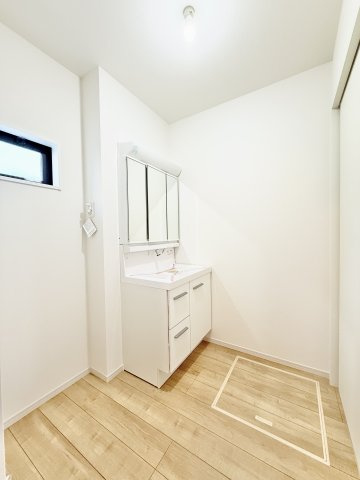 中央区雄踏　1期　全3棟の独立洗面台|洗面台には収納がたくさん！窓もあるので換気もしていただけます。