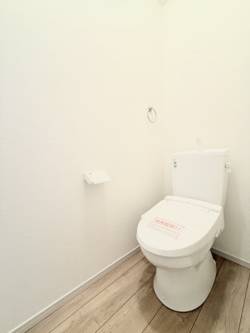 中央区雄踏　1期　全3棟のトイレ|トイレは各階に設置されており、忙しい朝の時間帯もスムーズに使用可能です。