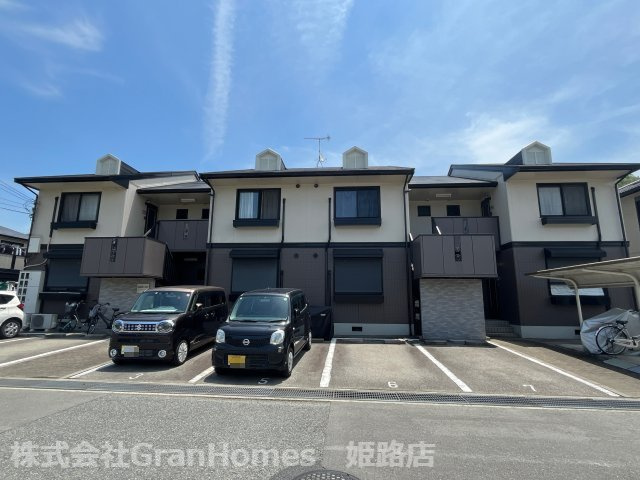 シャルムコートの外観