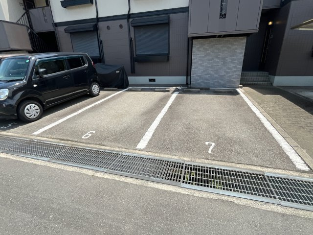 シャルムコートの駐車場