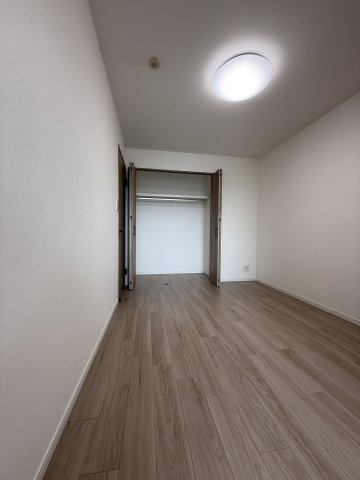 【洋室】 | クッションフロアなので、衝撃や音を吸収しやすく、お子さまやペットのいる方にもおススメです！
