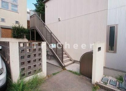 ワイケーエルフラット(YKL FLAT)のエントランス