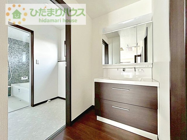 【独立洗面台】 | 坂東市沓掛　新築戸建 | 三面鏡の大きな鏡は憧れます(^^♪
鏡の後ろは収納となっていて、細かいものでも収納できるのでスッキリと整理できます！