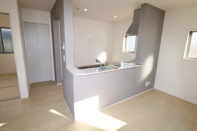 須賀川市森宿字安積田　　　　5号棟　　　西袋第1小学校、西袋中学区　の居間・リビング|※同社施工例