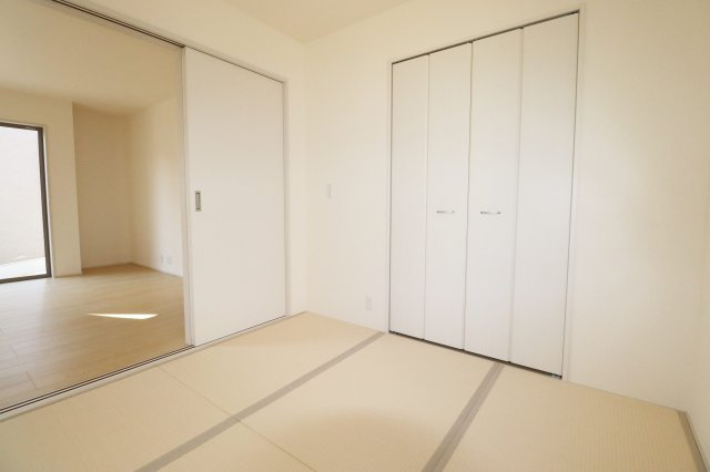 須賀川市森宿字安積田　　　　5号棟　　　西袋第1小学校、西袋中学区　の居間・リビング|※同社施工例