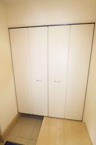 須賀川市森宿字安積田　　　　5号棟　　　西袋第1小学校、西袋中学区　の玄関