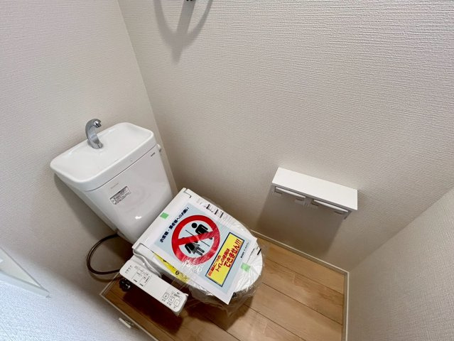 クワイエ　一宮市三条第6　全4区画分譲のトイレ|超表面平滑加工とイオンパワーの「セフィオンテクト」加工で、汚れが付きにくく落ちやすい仕様のトイレです。
またツイントルネード洗浄で少ない水でも前方の返し部分から後方部までしっかり洗浄できます！