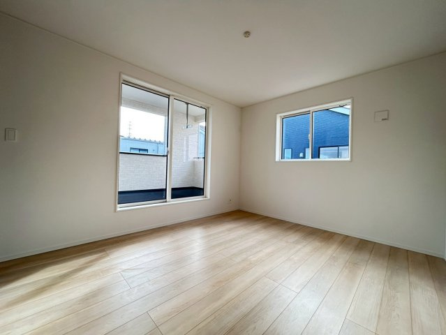 クワイエ　一宮市三条第6　全4区画分譲の寝室|全居室にたっぷり収納できる大型収納を設置。窓ガラスは、断熱性能や結露防止効果の高いペアガラスを採用！
高い断熱性と共にガラス面の結露対策にも効果を発揮し湿気によるカビの発生を抑止します。