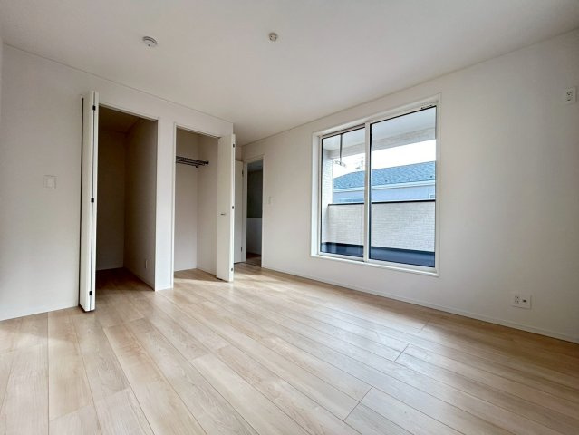 クワイエ　一宮市三条第6　全4区画分譲の洋室|建具やクロスなどをトータルデザインでコーディネートしており、室内に落ち着きと安らぎを与えてくれます。
全居室収納付き！寝室やお子様のお部屋がスッキリ片付きます。