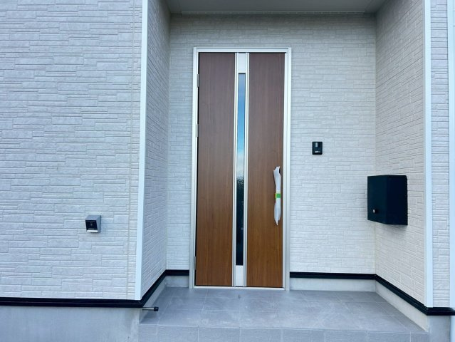 クワイエ　一宮市三条第6　全4区画分譲の玄関|玄関ドアの取手ハンドル部分にセンサーがついて、カードタイプ・シールタイプのキーで施錠が可能で便利です。
お買い物の荷物で手が塞がっていても、楽々開錠できます。毎日の外出前の時間も短縮されて快適です！