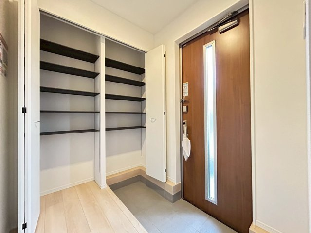 クワイエ　一宮市三条第6　全4区画分譲の玄関|大容量のシューズ収納付きで玄関周りもすっきり！玄関ドアからの光が玄関ホールを明るくしてくれます。