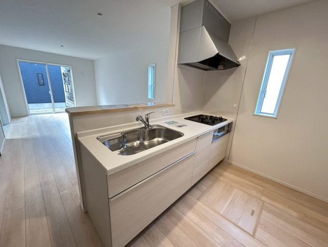 クワイエ　一宮市三条第6　全4区画分譲のキッチン|お手入れがラクなステンレスをワークスペース部分トップに使用した、機能的で美しいシステムキッチンです。
浄水器組込み水栓でシンクまわりがスッキリ広々お使いいただけます。フラットな造りでお掃除も楽々です。