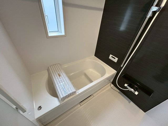 クワイエ　一宮市三条第6　全4区画分譲の浴室|保温浴槽使用で４時間たっても浴槽の湯温低下はわずか約2.5度の省エネ仕様です。【暖房換気乾燥機】付き！
サイドブロー機能を備えた省エネ衣類乾燥機です。窓付きの明るく清潔な空間でゆったりバスタイムを！