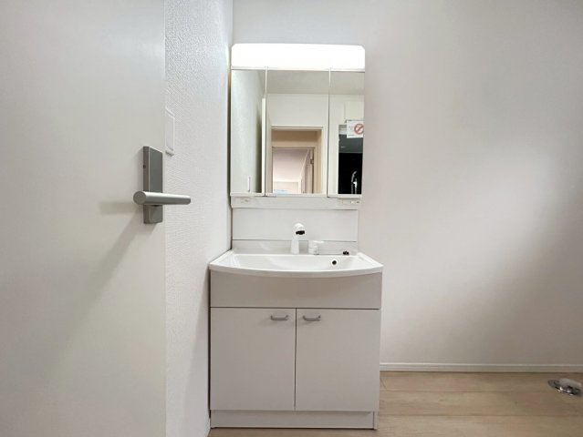 クワイエ　一宮市三条第6　全4区画分譲の独立洗面台|床材に受ける様々な傷や、温度・湿度変化による、クラックの発生を大幅に抑える特殊加工を施工済みです。
水栓はリフトアップできて両手が使えます。またハンドシャワーでも使えます。
