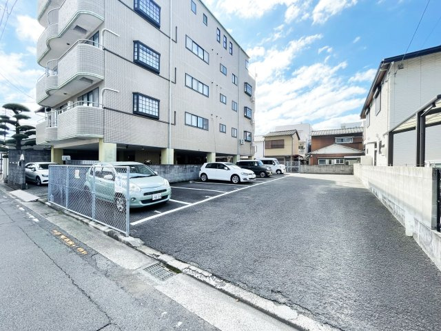 メゾンアトラスの駐車場