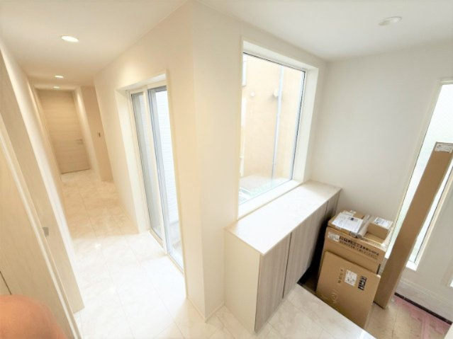 【玄関】 | 【仲介手数料２７０万円が無料！！】■延床９７平米■３ＬＤＫ＋車庫■リビングは吹抜け天井 | 施工実績例
【諸費用２７０万円ＯＦＦ！！】
■延床９７平米！
■３ＬＤＫ＋車庫
■リビングは吹抜け天井！
■ＺＥＨ水準住宅！
■省エネ性能ラベル！