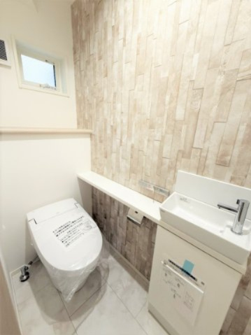 【トイレ】 | 【仲介手数料２７０万円が無料！！】■延床９７平米■３ＬＤＫ＋車庫■リビングは吹抜け天井 | 施工実績例
【諸費用２７０万円ＯＦＦ！！】
■延床９７平米！
■３ＬＤＫ＋車庫
■リビングは吹抜け天井！
■ＺＥＨ水準住宅！
■省エネ性能ラベル！