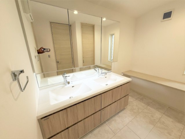 【独立洗面台】 | 【仲介手数料２７０万円が無料！！】■延床９７平米■３ＬＤＫ＋車庫■リビングは吹抜け天井 | 施工実績例
【諸費用２７０万円ＯＦＦ！！】
■延床９７平米！
■３ＬＤＫ＋車庫
■リビングは吹抜け天井！
■ＺＥＨ水準住宅！
■省エネ性能ラベル！