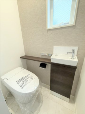 【トイレ】 | 【仲介手数料２７０万円が無料！！】■延床９７平米■３ＬＤＫ＋車庫■リビングは吹抜け天井 | 施工実績例
【諸費用２７０万円ＯＦＦ！！】
■延床９７平米！
■３ＬＤＫ＋車庫
■リビングは吹抜け天井！
■ＺＥＨ水準住宅！
■省エネ性能ラベル！