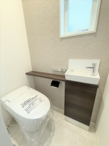 【トイレ】 | 【仲介手数料２７０万円が無料！！】■延床９７平米■３ＬＤＫ＋車庫■リビングは吹抜け天井 | 施工実績例
【諸費用２７０万円ＯＦＦ！！】
■延床９７平米！
■３ＬＤＫ＋車庫
■リビングは吹抜け天井！
■ＺＥＨ水準住宅！
■省エネ性能ラベル！