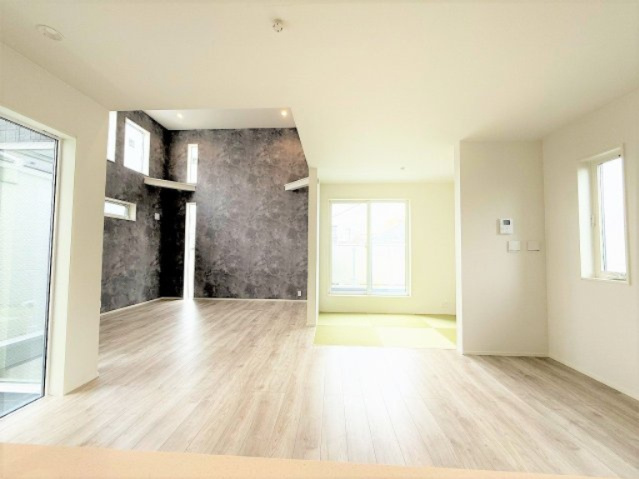 【居間・リビング】 | 【仲介手数料２７０万円が無料！！】■延床９７平米■３ＬＤＫ＋車庫■リビングは吹抜け天井 | 施工実績例
【諸費用２７０万円ＯＦＦ！！】
■延床９７平米！
■３ＬＤＫ＋車庫
■リビングは吹抜け天井！
■ＺＥＨ水準住宅！
■省エネ性能ラベル！