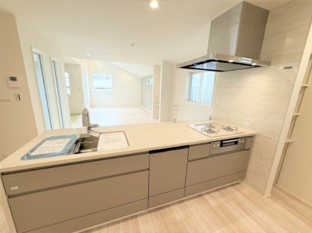 【キッチン】 | 【仲介手数料２７０万円が無料！！】■延床９７平米■３ＬＤＫ＋車庫■リビングは吹抜け天井 | 施工実績例
【諸費用２７０万円ＯＦＦ！！】
■延床９７平米！
■３ＬＤＫ＋車庫
■リビングは吹抜け天井！
■ＺＥＨ水準住宅！
■省エネ性能ラベル！