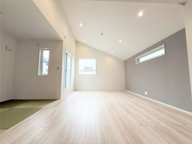 【居間・リビング】 | 【仲介手数料２７０万円が無料！！】■延床９７平米■３ＬＤＫ＋車庫■リビングは吹抜け天井 | 施工実績例
【諸費用２７０万円ＯＦＦ！！】
■延床９７平米！
■３ＬＤＫ＋車庫
■リビングは吹抜け天井！
■ＺＥＨ水準住宅！
■省エネ性能ラベル！