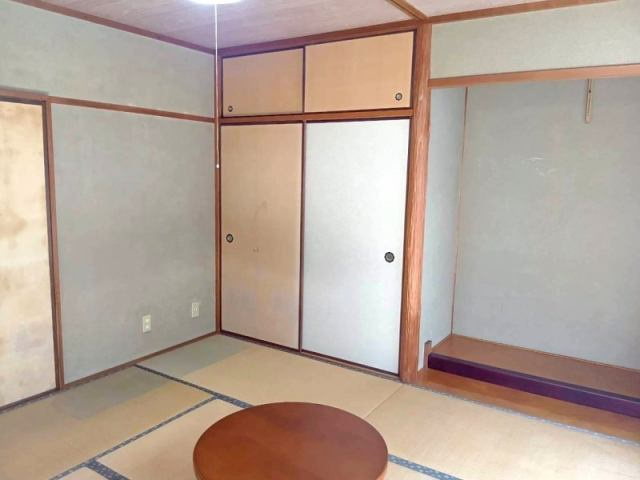 高知市愛宕町３丁目　中古一戸建ての和室|収納充実の和室でゆったりくつろぐ